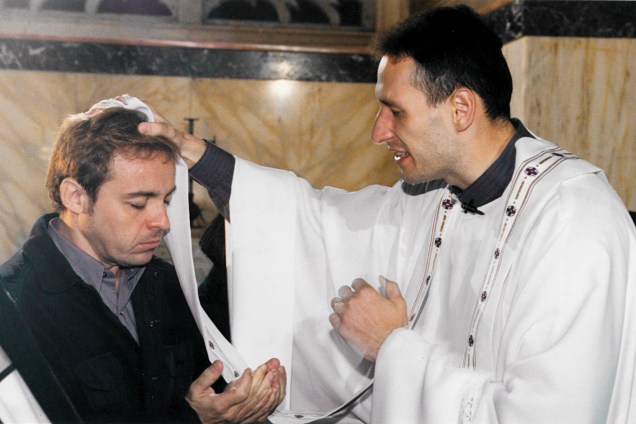 Gugu com padre Marcelo Rossi, na Igreja da Visitação, Jerusalém, Israel, em dezembro de 1999