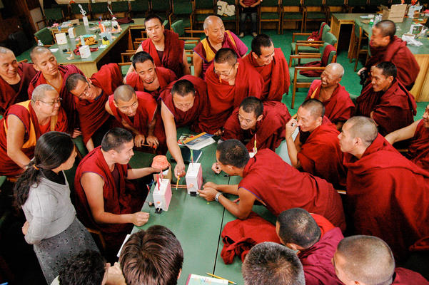 Monges budistas visitam o museu Exploratorium de São Francisco (EUA)