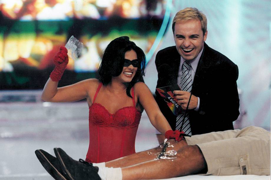 "Tiazinha" depila participante do programa de Gugu, no SBT, em 1999 "Tiazinha" depila participante do programa de Gugu, no SBT, em 1999