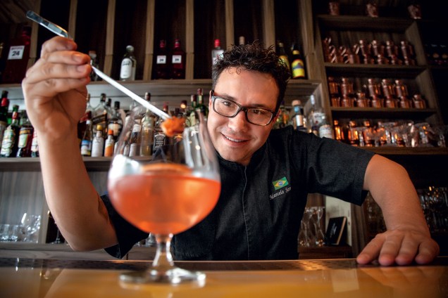 DO DRINQUE AO DOCE - Marcelo Serrano, bartender do Venuto Bar (SP): “O gim com o bacon é muito aromático” (veja a receita abaixo)