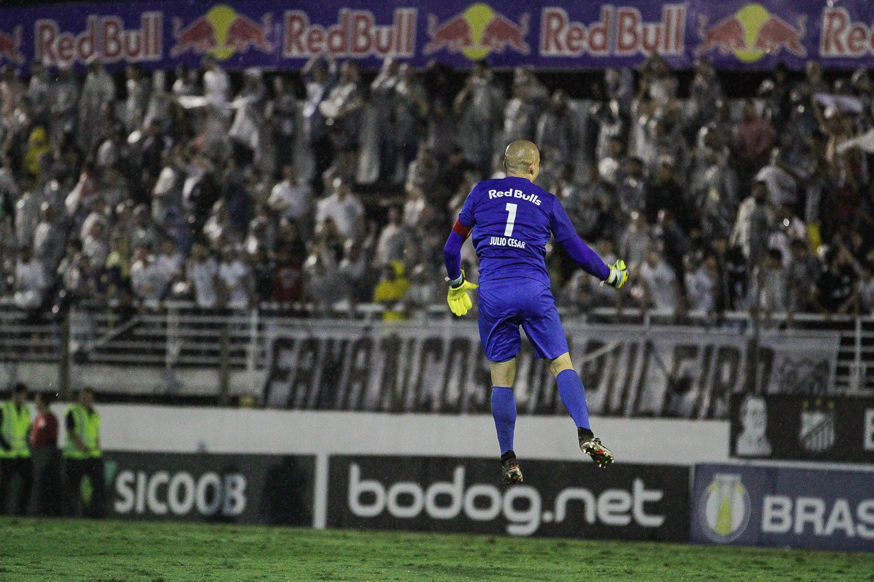 Júlio César celebra o acesso do Bragantino à Série B