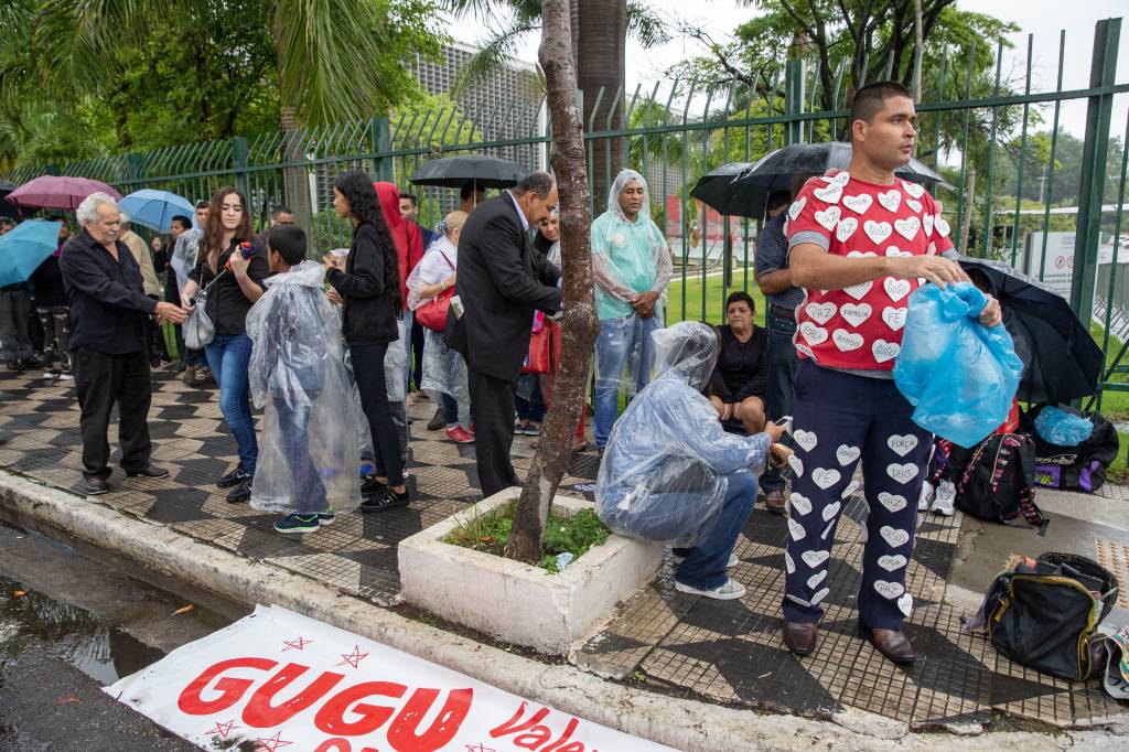 Fãs aguardam o início do velório de Gugu