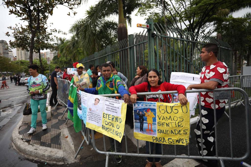 Fãs aguardam o início do velório de Gugu Liberato