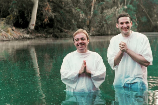 Gugu com padre Marcelo Rossi, no rio Jordão, onde ele foi batizado, em Yadernit, Israel, em dezembro de 1999
