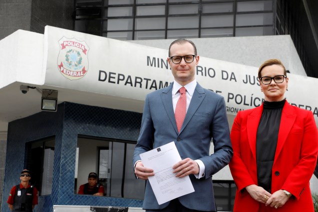 Zanin e Valeska T. Martins, advogados que representam o ex-presidente brasileiro Luiz Inácio Lula da Silva, são vistos em frente à sede da Polícia Federal, em Curitiba