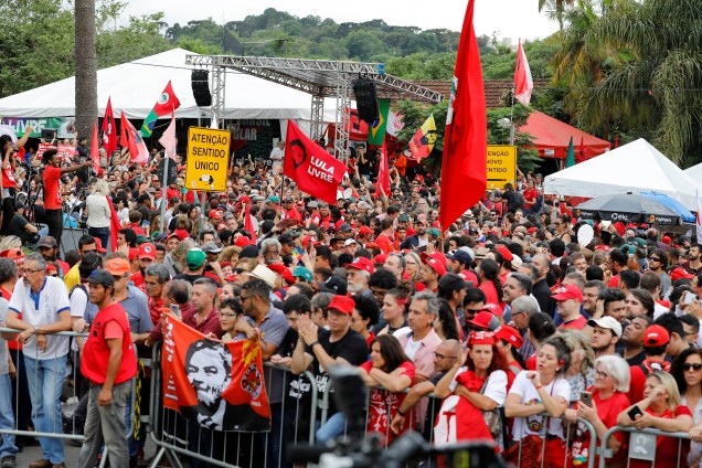 Apoiadores do ex-presidente Lula esperam do lado de fora da sede da Polícia Federal, em Curitiba