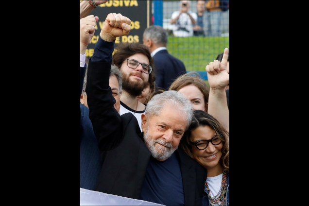 Lula ao lado de sua namorada, Rosangela, conhecida como"Janja", em Curitiba