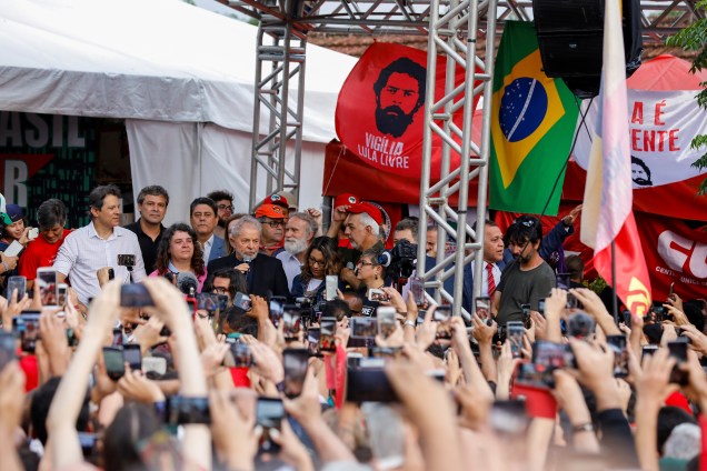 Lula falando aos apoiadores em frente à sede da PF, em Curitiba