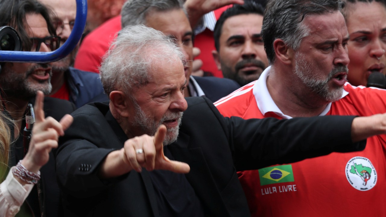 O ex-presidente Luiz Inácio Lula da Silva chega ao Sindicato dos Metalúrgicos do ABC para fazer discurso à militância