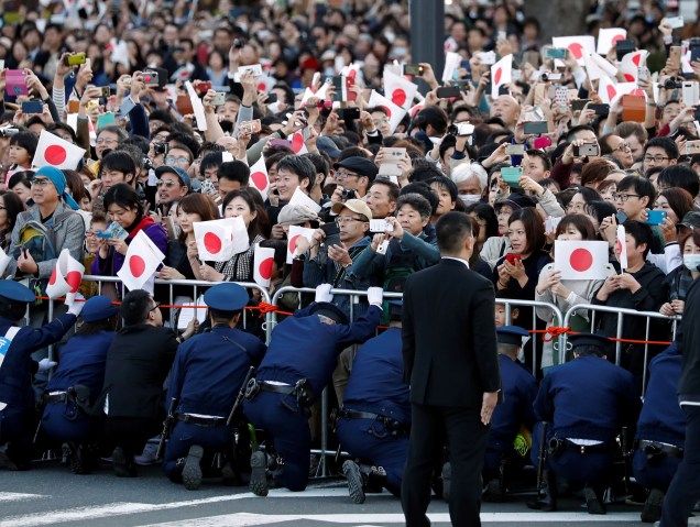 Mais de 100.000 simpatizantes assistiram e aplaudiram o desfile do imperador Naruhito e da imperatriz Masako, em Tóquio.