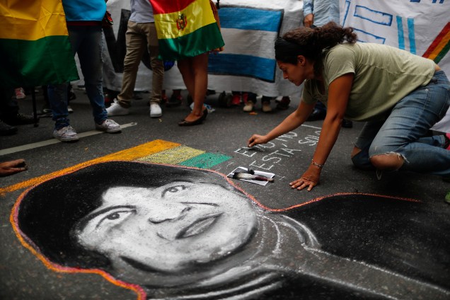 Uma pessoa faz um desenho representando o presidente boliviano Evo Morales durante uma manifestação para apoiá-lo depois que ele anunciou sua renúncia no domingo, em Buenos Aires, Argentina.
