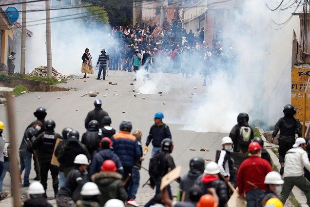 Partidários do presidente boliviano Evo Morales e da oposição se chocam durante um protesto depois que Morales anunciou sua renúncia no domingo, em La Paz Bolívia.