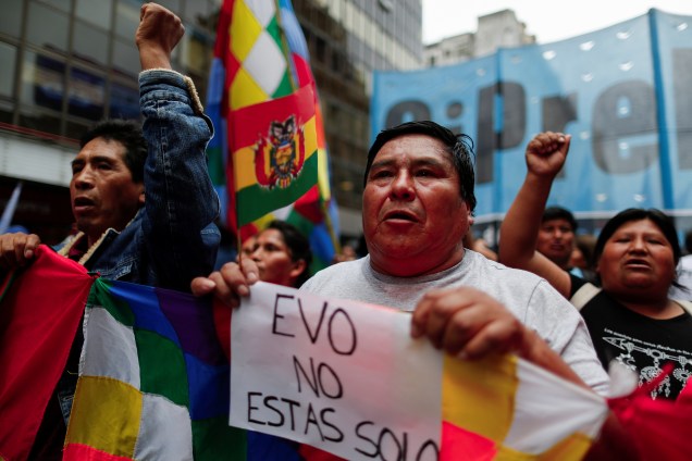 Uma pessoa segurando um cartaz com a inscrição "Evo, você não está sozinho" participa de uma manifestação em apoio ao presidente boliviano Evo Morales depois que ele anunciou sua renúncia no domingo, em Buenos Aires, Argentina.