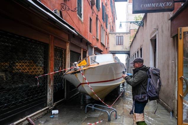 Um barco levado pelas inundações ficou preso nas ruas de Veneza, Itália - 13/11/2019