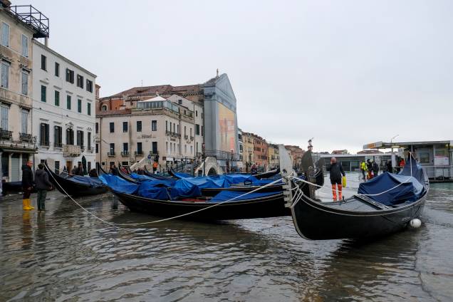Gôndolas levadas pelas inundações em Veneza, Itália - 13/11/2019