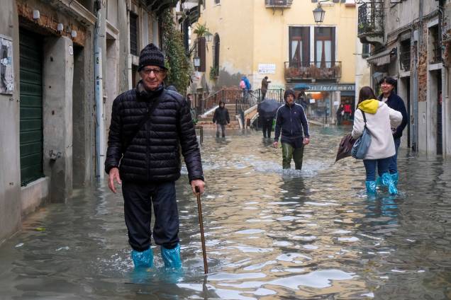 Pessoas andando nas ruas inundadas de Veneza - 13/11/2019