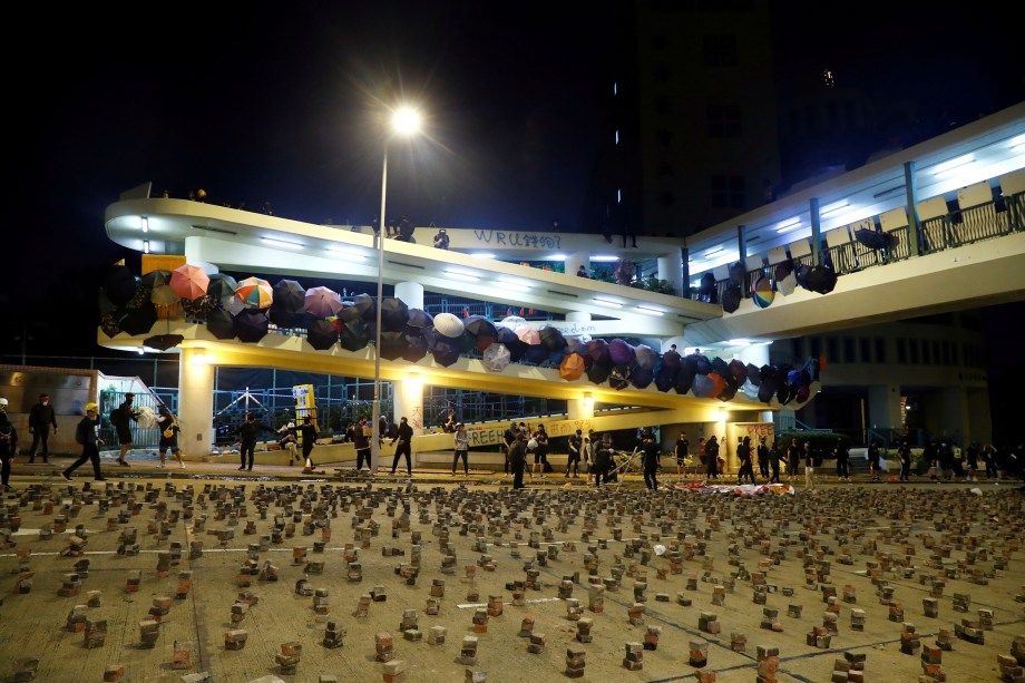 Pedras são vistas espalhadas na estrada para impedir que a polícia chegue ao campus ocupado da Universidade Batista em Hong Kong, China