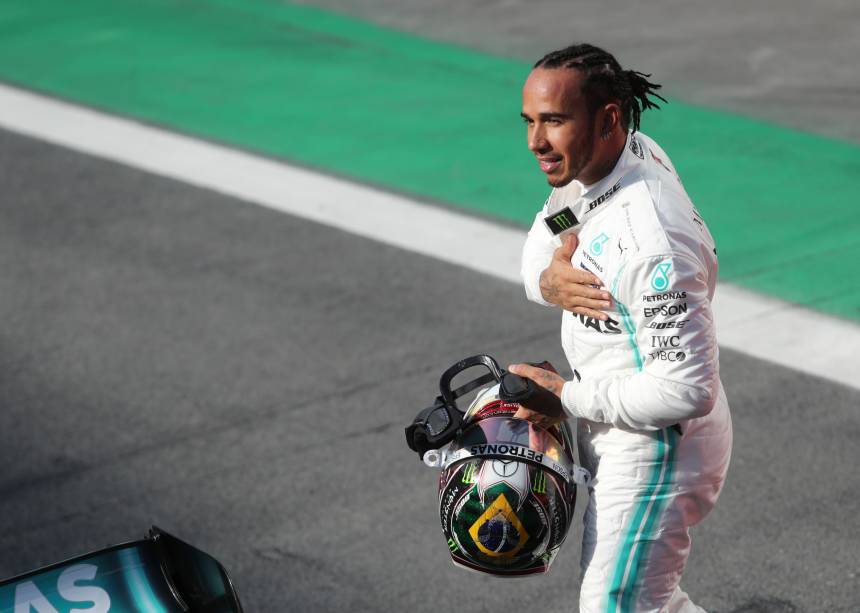 Lewis Hamilton da Mercedes comemora após terminar em terceiro lugar na qualificação