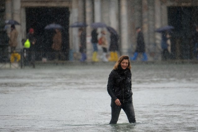 Uma mulher atravessa a inundada Praça de São Marcos em Veneza, Itália — 24/11/2019