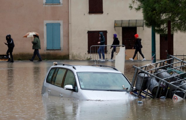 Um carro parcialmente submerso é visto em uma rua inundada após fortes chuvas em Le Muy, França — 24/11/2019