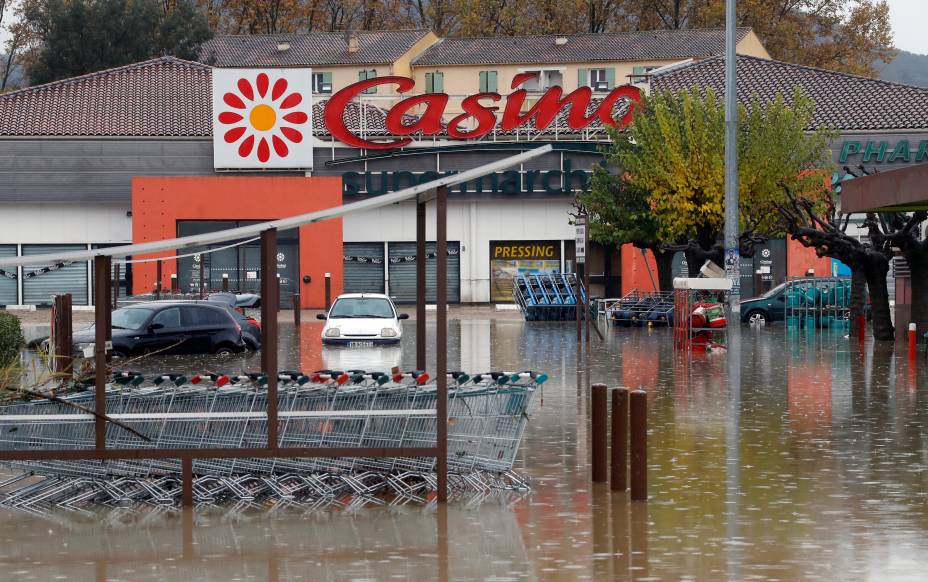 Estacionamento alagado após fortes chuvas em Le Muy, França —24/11/2019