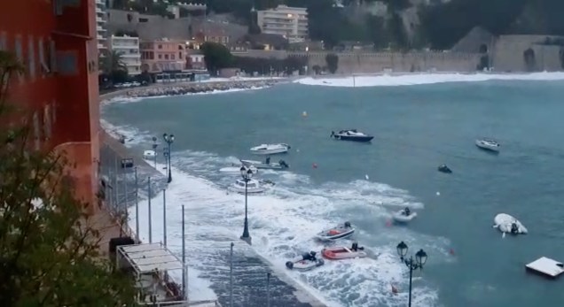 Ondas inundam as ruas de Villefranche-Sur-Mer, na França. Esta imagem foi obtida de um vídeo de mídia social — 23/11/2019