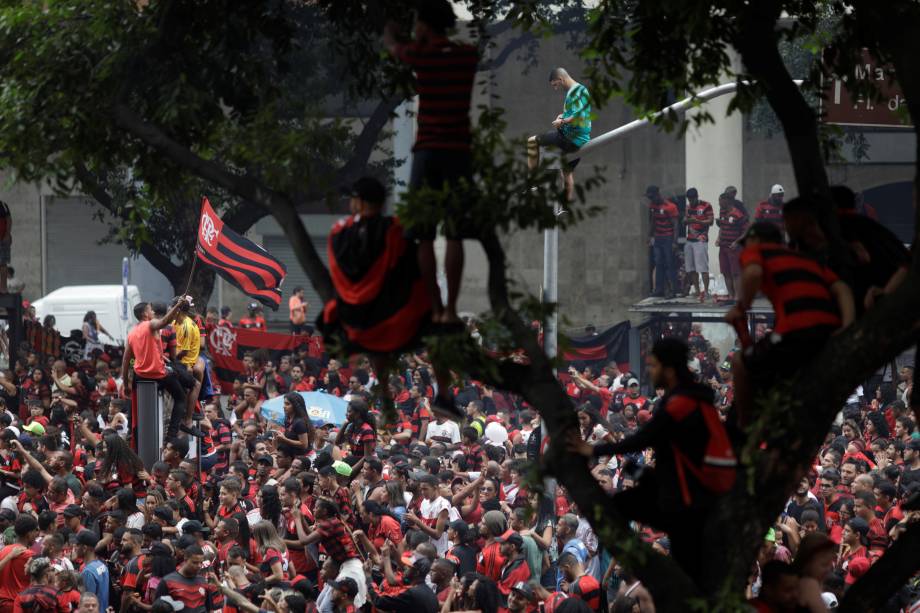 Desfile em carro aberto do Flamengo para comemorar a conquista da Libertadores reúne milhares de torcedores no Rio de Janeiro