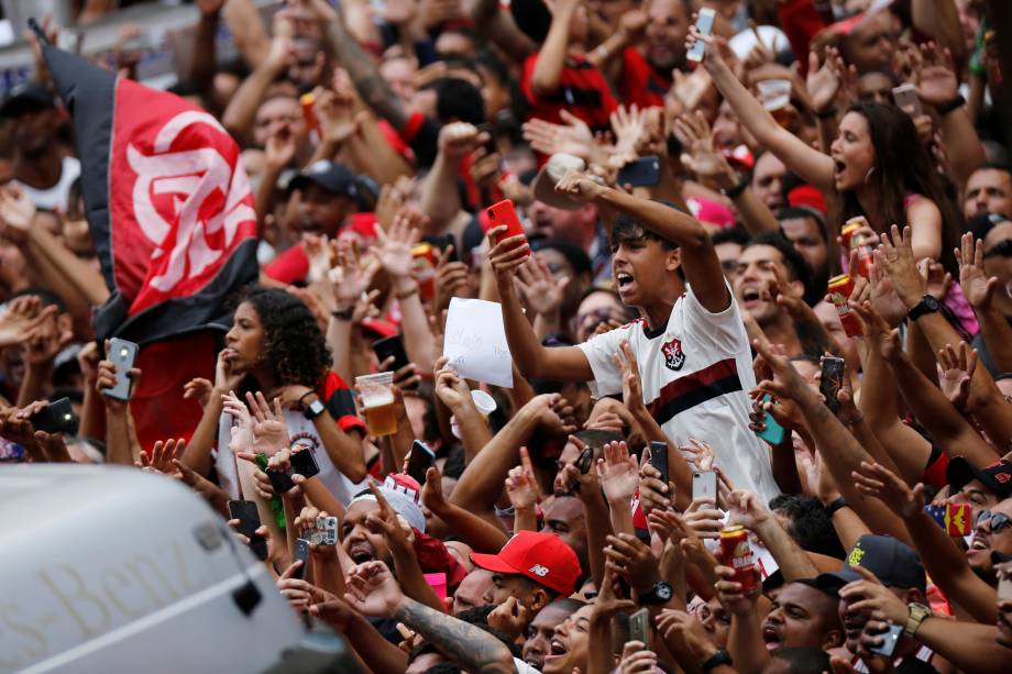 Desfile em carro aberto do Flamengo para comemorar a conquista da Libertadores reúne milhares de torcedores no Rio de Janeiro