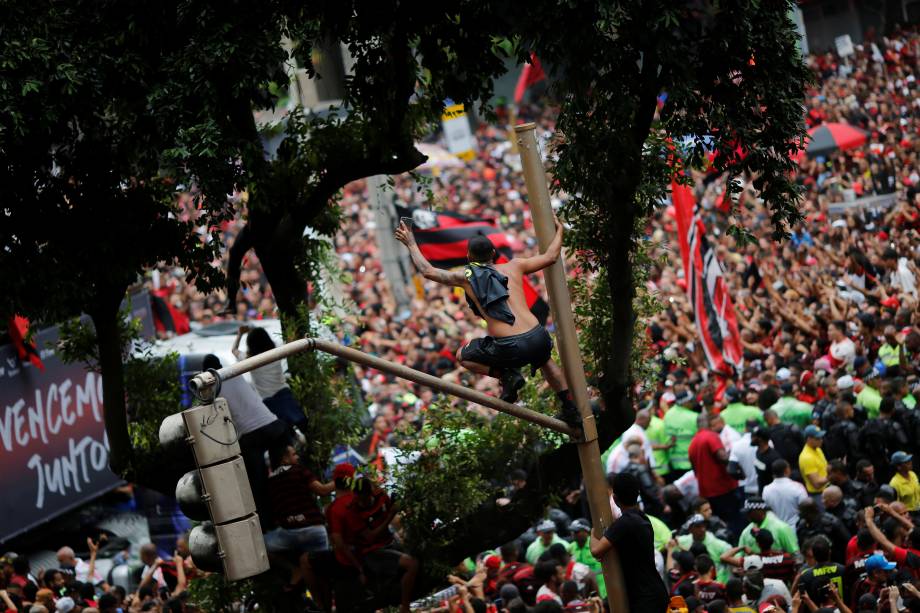 Desfile em carro aberto do Flamengo para comemorar a conquista da Libertadores reúne milhares de torcedores no Rio de Janeiro