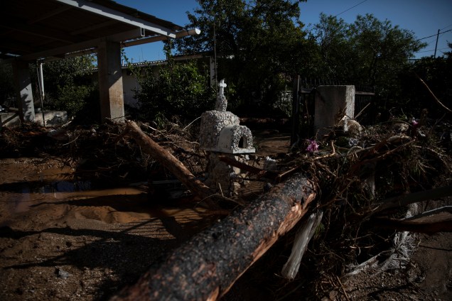 Um santuário é visto entre os destroços após inundações na cidade de Kineta, Grécia - 25/11/2019