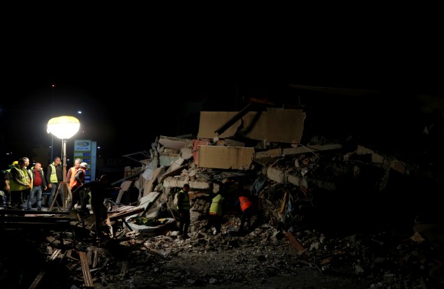 Pessoal de emergência trabalha no local de um prédio desabado em Durres, logo após um terremoto atingir a Albânia — 26/11/2019