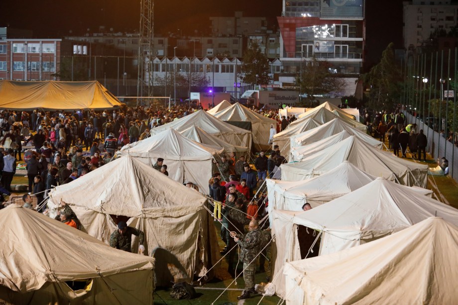 Uma visão geral de condenados em um acampamento improvisado em Durres, no litoral da Albânia — 26/11/2019