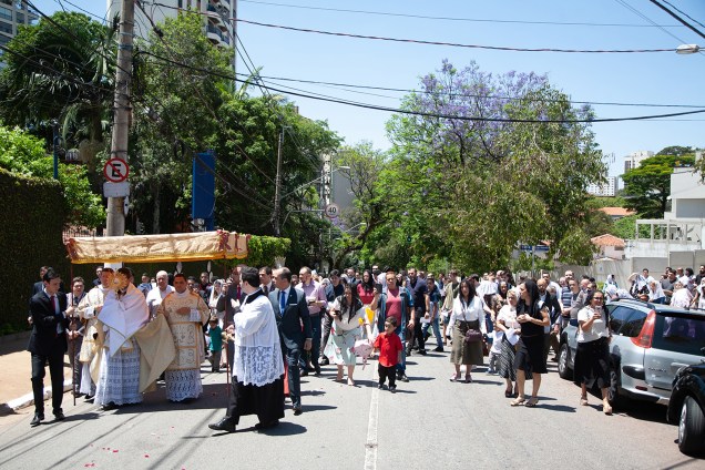 SAO PAULO, SP, BRASIL - 27/10/2019 - Missa Tridentina na Capela São Pio X, na Vila Mariana. A cerimônia, que reúne católicos tradicionalistas, foi seguida de procissão pelas ruas do bairro.