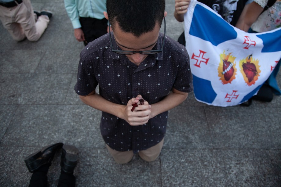 SAO PAULO, SP, BRASIL - 27/10/2019 - Encontro da Juventude Católica tradicionalista na praça da Sé. O grupo rezou o terço e seguiu em procissão até o Mosteiro de São Bento, onde assistiram a uma missa tridentina