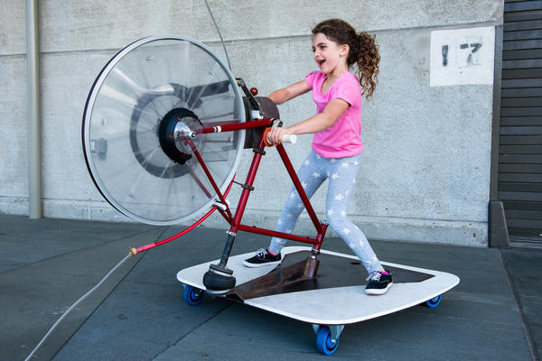 Criança brinca em equipamento do museu Exploratorium de São Francisco (EUA)