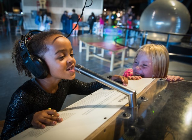 Crianças se divertem no museu Exploratorium, em São Francisco (EUA)