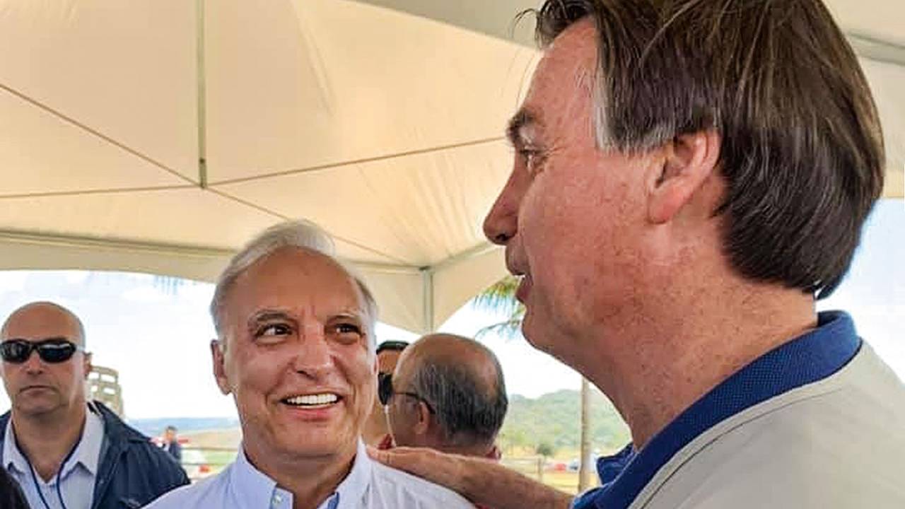 AMIZADE NOVA - Com o capitão, que não sabia quase nada de Belmonte até seis meses atrás: “marido de deputada”