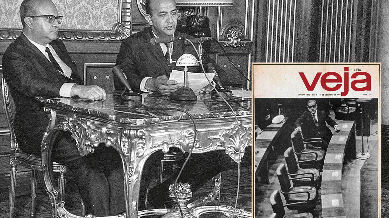 ERA DO SILÊNCIO E DA RESISTÊNCIA - O então ministro da Justiça, Gama e Silva, e o locutor Alberto Curi no anúncio do ato institucional, em dezembro de 1968, e a edição de VEJA que tratou do assunto e foi recolhida das bancas: supressão de direitos civis e censura