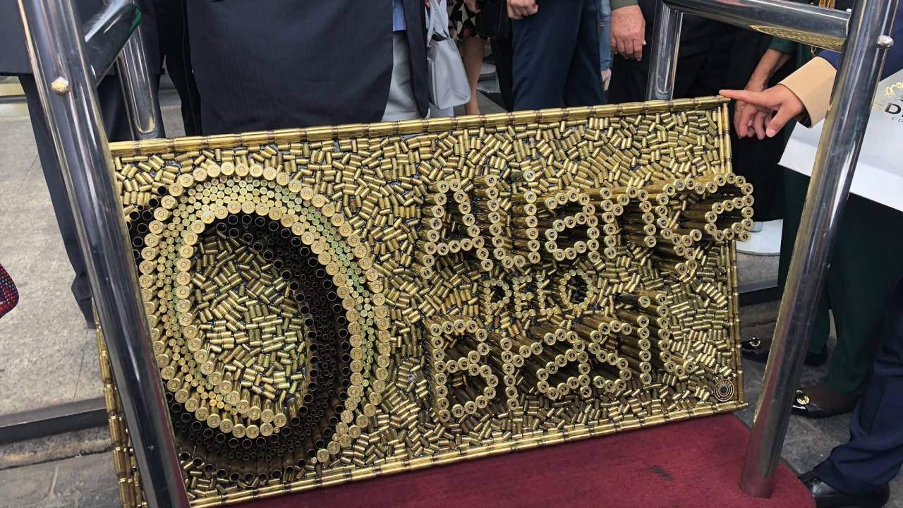 Placa feita com projéteis de balas em homenagem ao partido do presidente Jair Bolsonaro