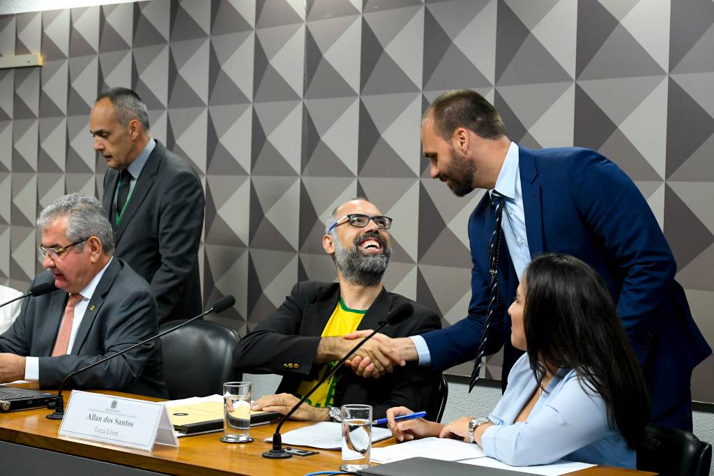 Acusado de fake news, blogueiro diz que ajudou a livrar país dos sovietes