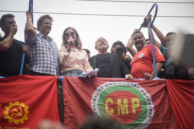 Marcelo Freixo(PSOL-RJ), Fernando Haddad(PT), Gleisi Hoffmann(PT-PR) e Lula em ato no em frente ao Sindicato dos Metalúrgicos, em São Bernardo do Campo-SP