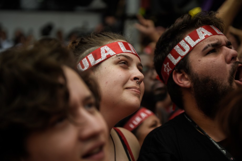 Apoiadores do ex-presidente Lula em ato em frente ao Sindicato dos Metalúrgicos, em São Bernardo do Campo-SP