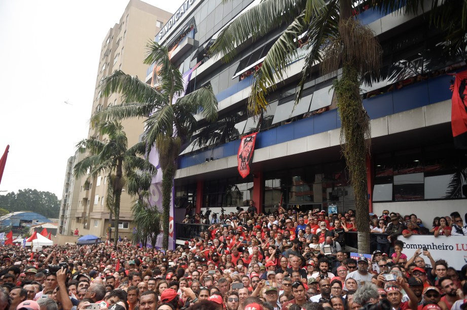 O ex-presidente Lula falou ao público em ato no em frente ao Sindicato dos Metalúrgicos, em São Bernardo do Campo-SP