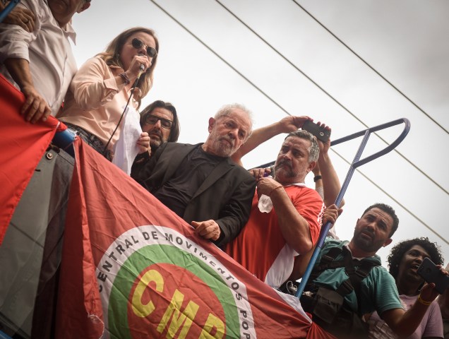 Ao lado de Gleisi Hoffmann, o ex-presidente Lula falou ao público em ato no em frente ao Sindicato dos Metalúrgicos, em São Bernardo do Campo-SP