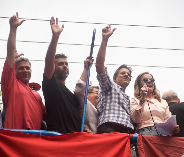 Paulo Teixeira(PT-SP), Marcelo Freixo(PSOL-RJ), Fernando Haddad(PT) e Gleisi Hoffmann(PT-PR) em ato no em frente ao Sindicato dos Metalúrgicos, em São Bernardo do Campo-SP