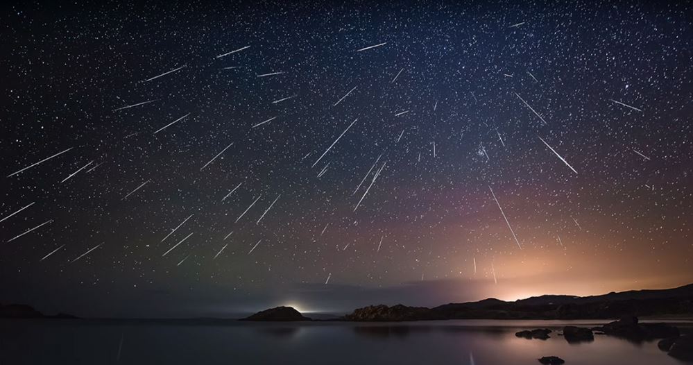 Em 2015, uma chuva de meteoros conhecida como Gemenídeos iluminou o céu noturno.