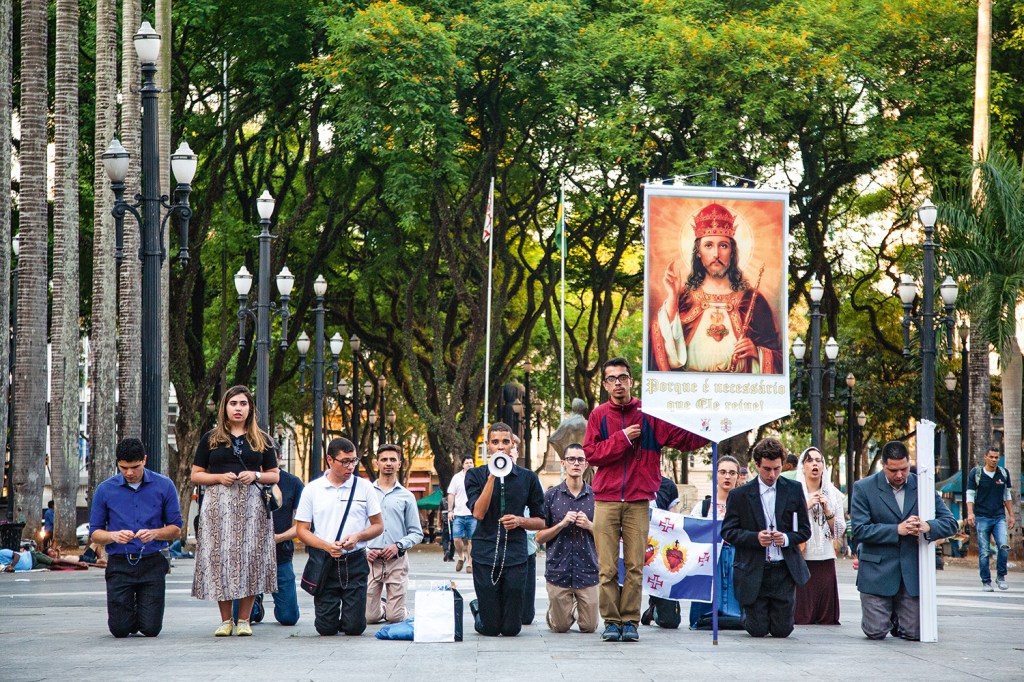 Católicos ultraconservadores se reúnem na praça da Sé, em São Paulo