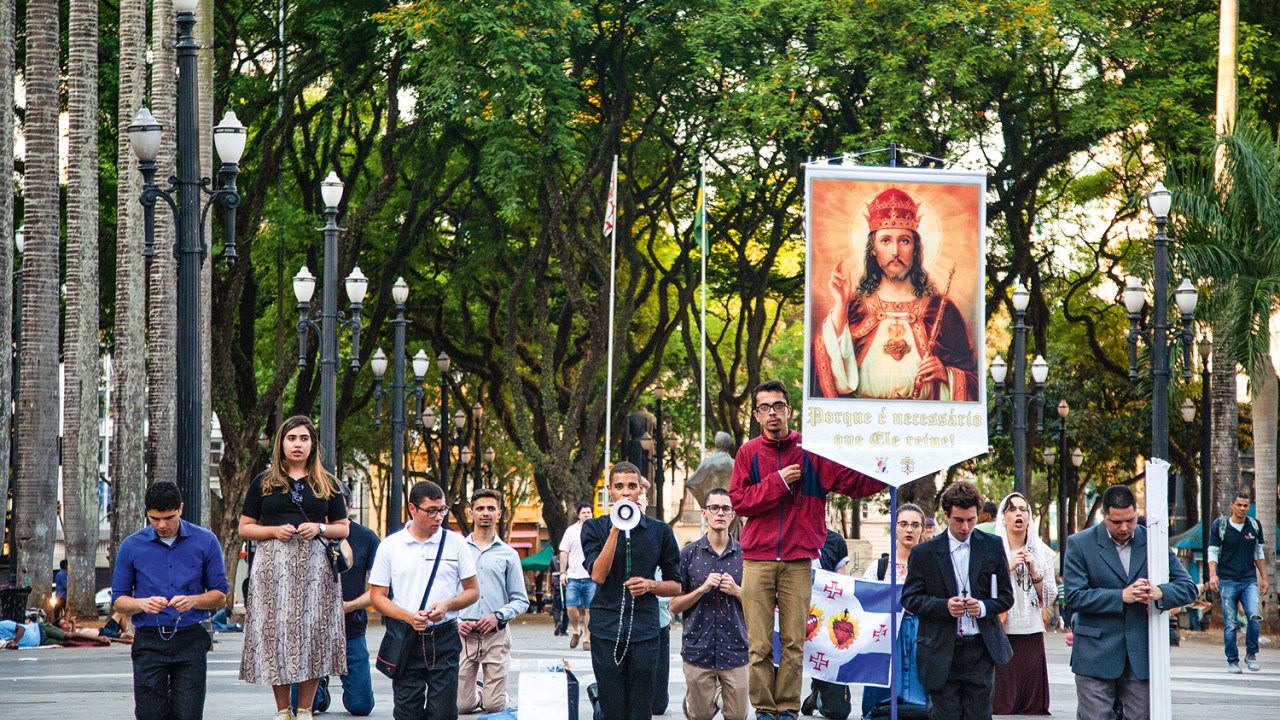 Católicos ultraconservadores se reúnem na praça da Sé, em São Paulo