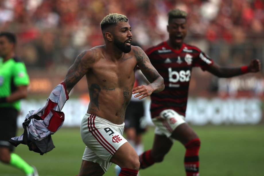 Depois de marcar o segundo gol, aquele que garantiu o título ao Flamengo, o atacante Gabigol não se conteve e tirou a camisa para comemorar