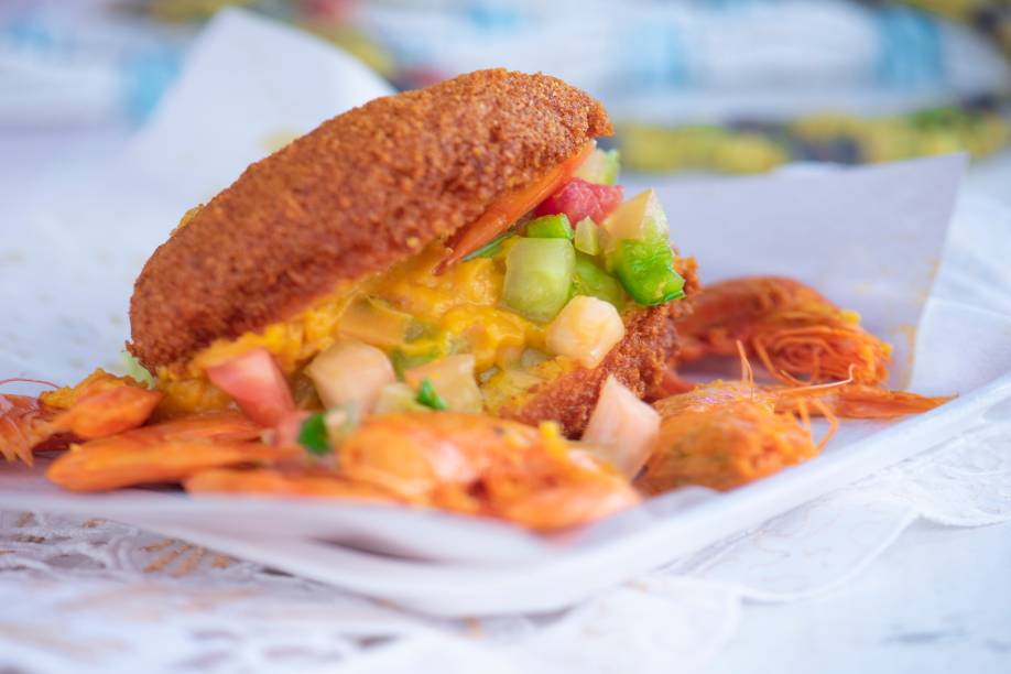 O campeão: vatapá, molho de pimenta, salada de tomate e generosos camarões secos compõe o quitute